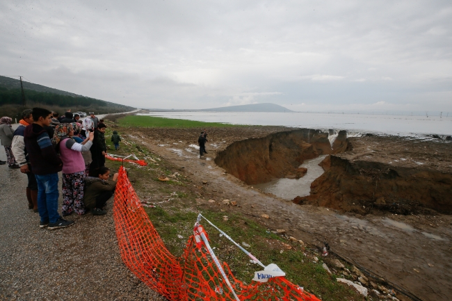 İzmir'de şiddetli yağışın oluşturduğu düdenler ilgi çekiyor