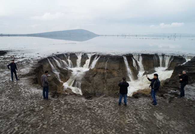 İzmir'de şiddetli yağışın oluşturduğu düdenler ilgi çekiyor