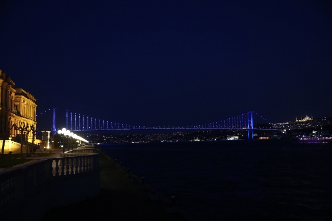 İstanbul köprüleri mavi renge büründü