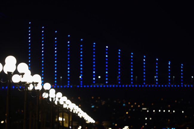 İstanbul köprüleri mavi renge büründü