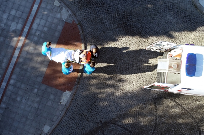 81 yaşındaki seçmen oyunu sedye üzerinde kullandı