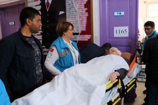 81 yaşındaki seçmen oyunu sedye üzerinde kullandı