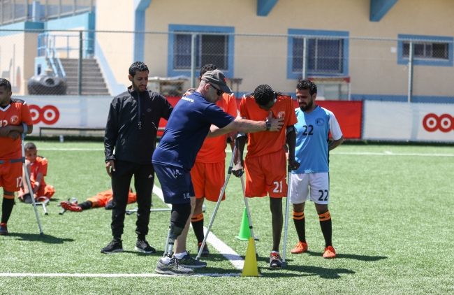 Ünlü ampute hocası, Gazze'de engelli sporcuları futbolla hayata bağlıyor