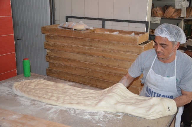 Manisa'da 3 metrelik ramazan pidesi 60 liradan satıldı