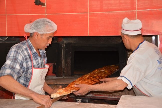 Manisa'da 3 metrelik ramazan pidesi 60 liradan satıldı