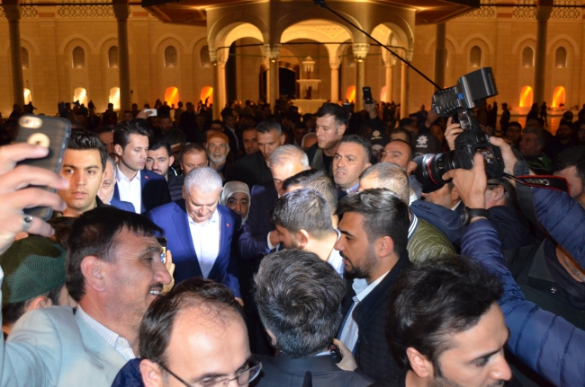 Binali Yıldırım'a sabah namazı çıkışı yoğun ilgi