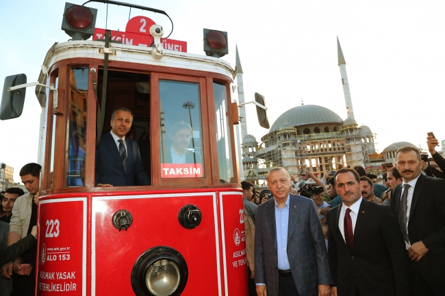 Cumhurbaşkanı Erdoğan, Beyoğlu'nda nostaljik tramvaya bindi