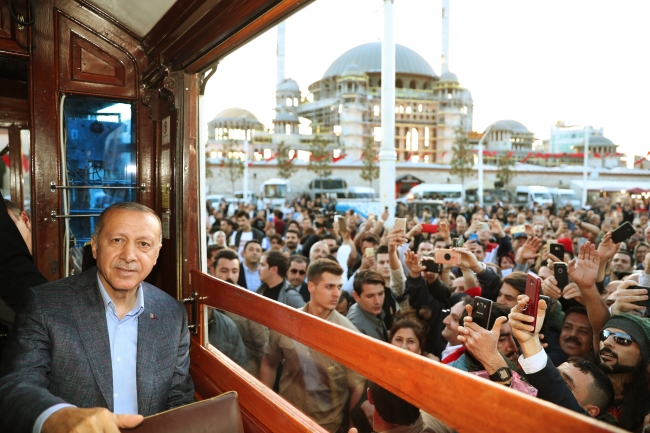Cumhurbaşkanı Erdoğan, Beyoğlu'nda nostaljik tramvaya bindi