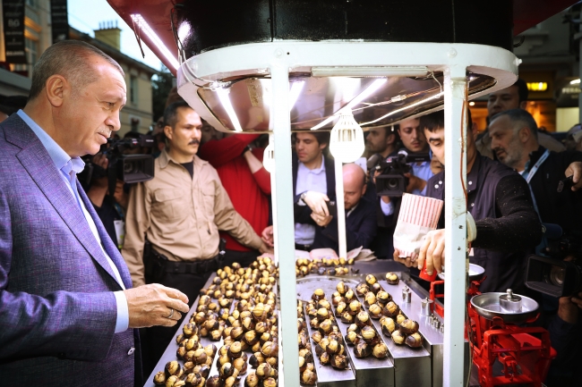 Cumhurbaşkanı Erdoğan, Beyoğlu'nda nostaljik tramvaya bindi