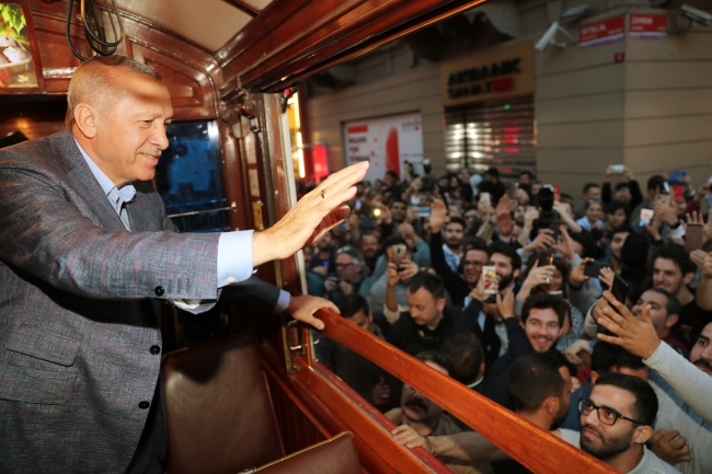 Cumhurbaşkanı Erdoğan, Beyoğlu'nda nostaljik tramvaya bindi
