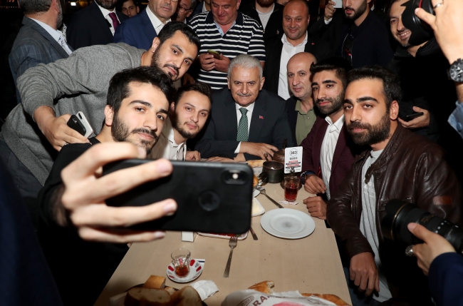 Binali Yıldırım sahurda vatandaşlarla bir araya geldi