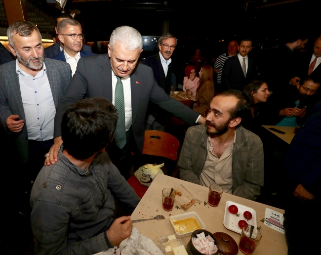Binali Yıldırım sahurda vatandaşlarla bir araya geldi