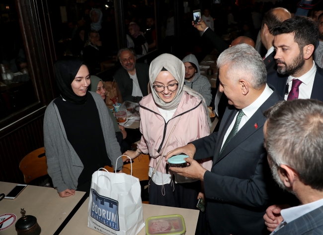Binali Yıldırım sahurda vatandaşlarla bir araya geldi