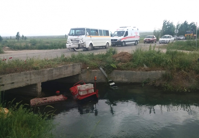 Öğrenci servisi traktöre çarptı