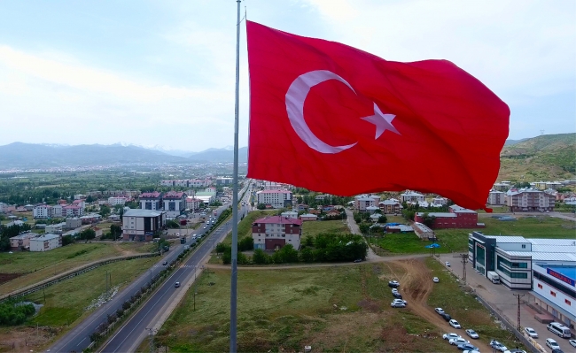 Bingöl'de dev Türk bayrağı göndere çekildi