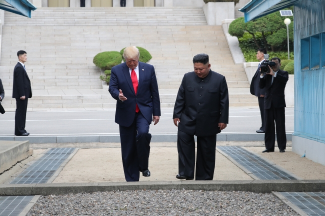 Trump ile Kim "silahsızlandırılmış bölge"de buluştu