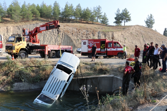 Denizli'de otomobil sulama kanalına devrildi: 2 ölü