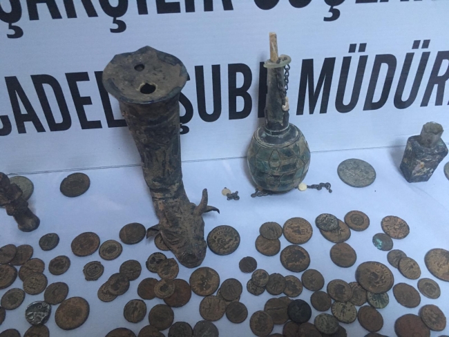Tarihi eser kaçakçıları polisin dikkatiyle yakalandı