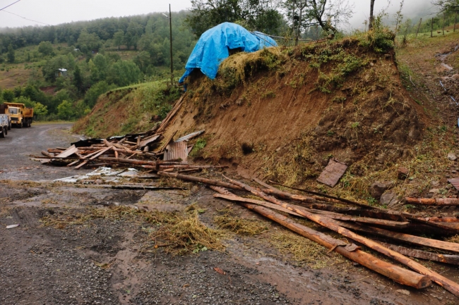 Ordu'da şiddetli rüzgar evlerin çatılarını uçurdu