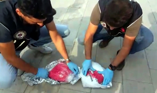 Polisin durdurduğu araçtan 40 bin uyuşturucu hap çıktı