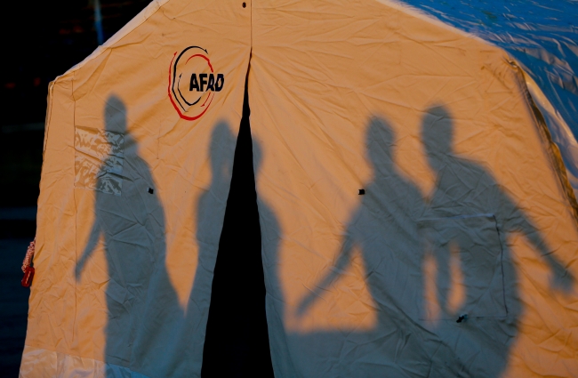 AFAD ekipleri deprem bölgesinde çadır kurulumuna başladı