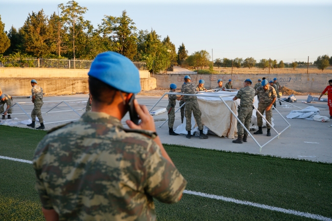 AFAD ekipleri deprem bölgesinde çadır kurulumuna başladı