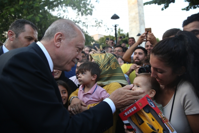 Cumhurbaşkanı Erdoğan Sultanahmet'te vatandaşlarla buluştu
