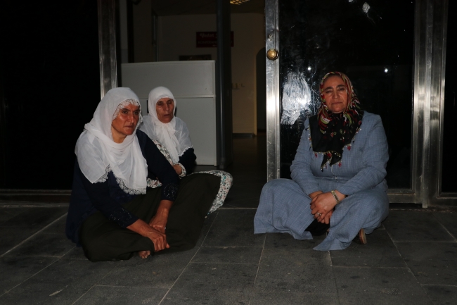 Oğlunun dağa kaçırıldığını iddia eden anne HDP önünde oturma eylemi başlattı