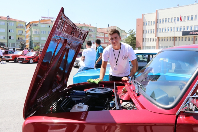 Klasik araba tutkunlarından yaza veda etkinliği