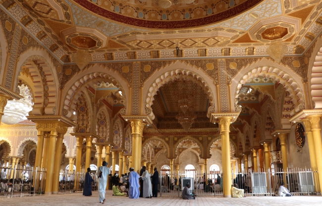 Batı Afrika'nın en büyük camisi ibadete açıldı