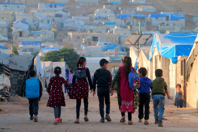 İdlib'de yeni eğitim yılı göç ve saldırıların gölgesinde başladı