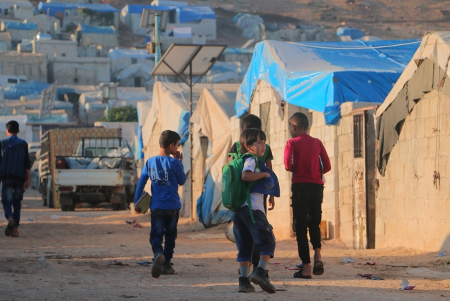 İdlib'de yeni eğitim yılı göç ve saldırıların gölgesinde başladı
