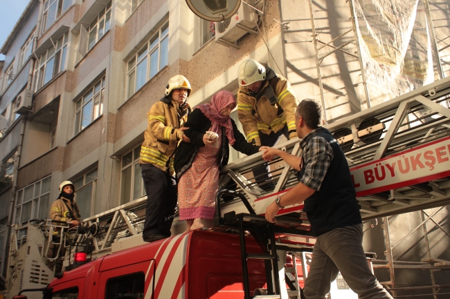 Fatih'te 4 katlı evde yangını