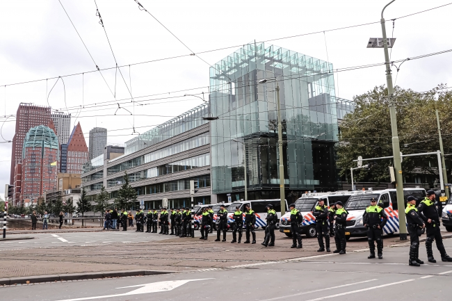Protesto dolayısıyla Meclis güzergahı ve çevresinde geniş güvenlik önlemleri alınırken, şehir merkezindeki bazı yollar trafiğe kapatıldı. Fotoğraf: AA 