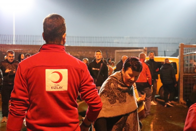 Arnavutluk’taki depremzedelere yardım ulaştıran ilk ülke olan Türkiye’nin farklı kurumları, bu bölgedeki depremzedelere yardım elini uzatmaya devam ediyor. Fotoğraf: AA