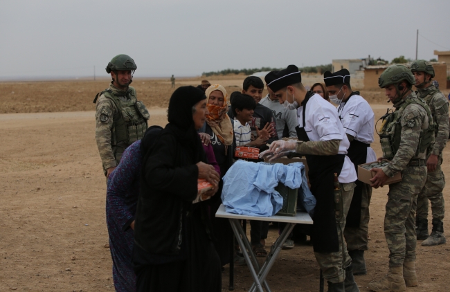 TSK'dan Tel Abyad'daki sivillere gıda ve sağlık yardımı