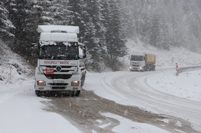 Ilgaz Dağı'nda kar nedeniyle ulaşım güçlükle sağlanıyor