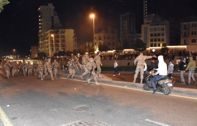 Lübnan'da güvenlik güçleri ile göstericiler arasındaki gerginlikte onlarca kişi yaralandı. Fotoğraf: AA