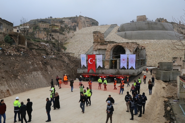 Batman'ın Hasankeyf ilçesindeki 609 yıllık Er-Rızk Camisi'nin ana gövdesi, yeni Hasankeyf’te oluşturulan Kültürel Park Alanı'ndaki yerine taşındı. Fotoğraf: AA