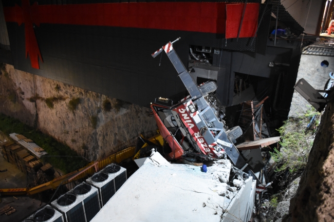 Yılbaşı süslemesi çalışmasında kullanılan vinç devrildi