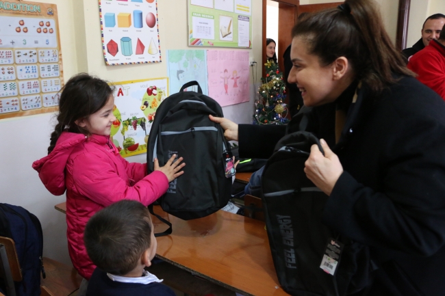 Türk Kızılay Arnavutluk'ta öğrencilere kırtasiye yardımı yaptı