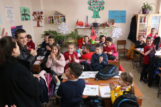 Türk Kızılay Arnavutluk'ta öğrencilere kırtasiye yardımı yaptı