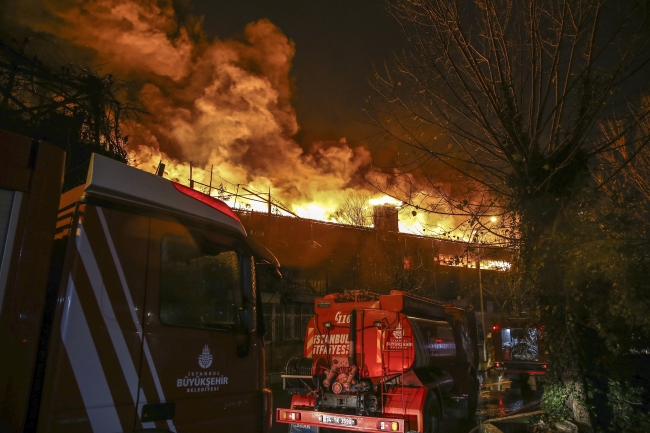 Zeytinburnu'nda tekstil fabrikasında yangın