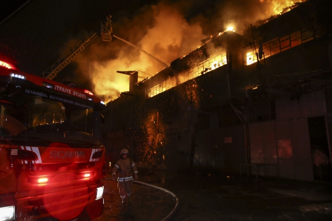Zeytinburnu'nda tekstil fabrikasında yangın