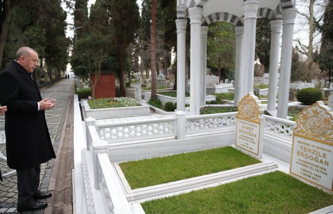 Cumhurbaşkanı Erdoğan anne ve babasının mezarlarını ziyaret etti