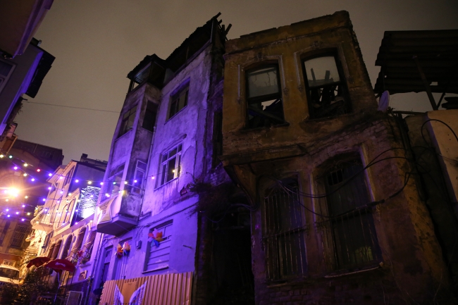 İstanbul'da metruk binanın bir bölümü çöktü