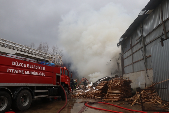 Düzce'de kereste fabrikasında yangın