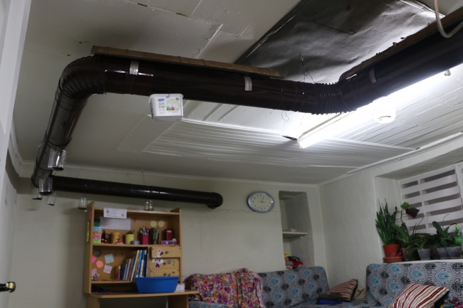 Evde soba borularının odadan odaya uzatıldığı görüldü.