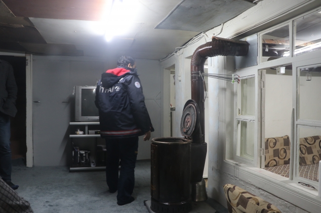 Polis ve itfaiye ekipleri de evdeki soba ve borularında inceleme yaptı.