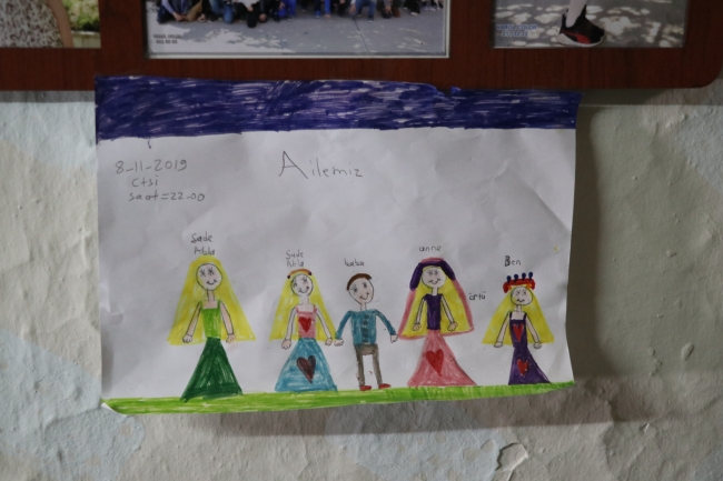 Denizli'nin Merkezefendi ilçesinde sobadan sızan karbonmonoksit gazından zehirlenen 13 yaşındaki kız çocuk öldü, 2 kardeşi tedavi altına alındı. Olayda hastaneye kaldırılan 8 yaşındaki Sena'nın okulda yaptığı resim. Fotoğraf: AA